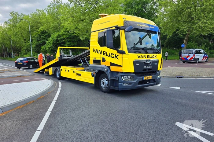 Automobilist neemt bocht te kort en botst