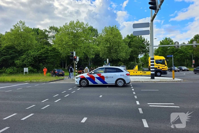 Automobilist neemt bocht te kort en botst