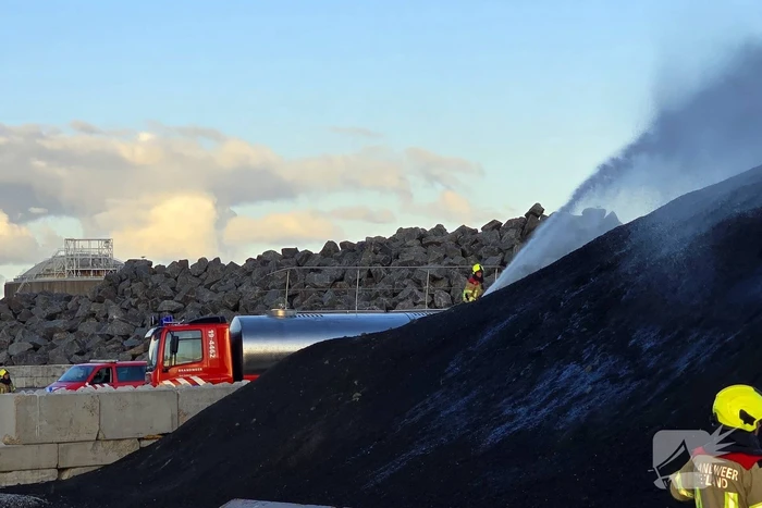 Hoop met korrels gemalen rubber vat vlam