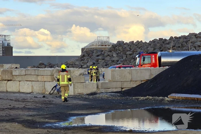Hoop met korrels gemalen rubber vat vlam