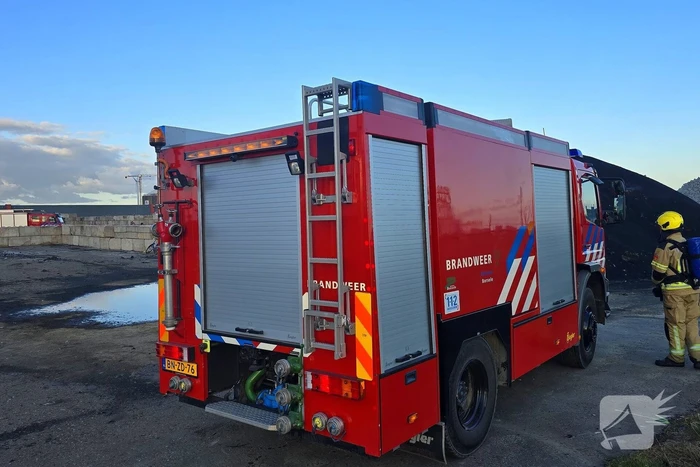 Hoop met korrels gemalen rubber vat vlam