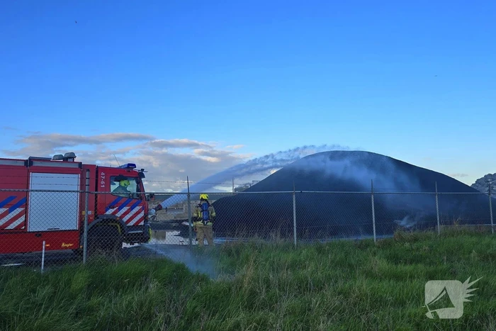 Hoop met korrels gemalen rubber vat vlam