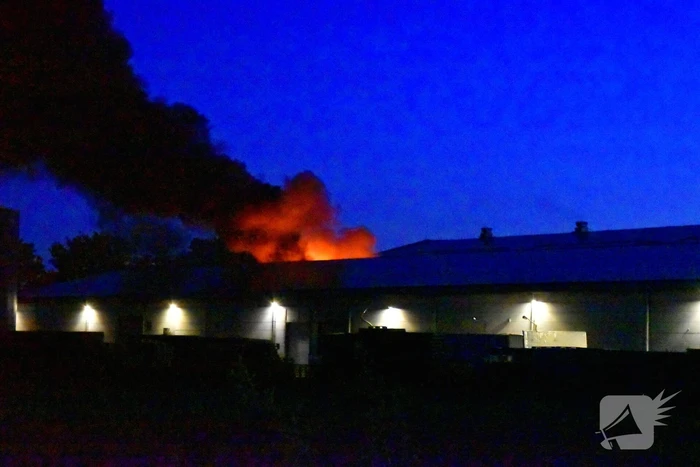 Grote uitslaande brand in loods