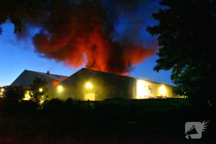 Grote uitslaande brand in loods