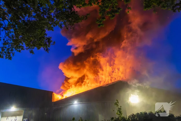 Grote uitslaande brand in loods