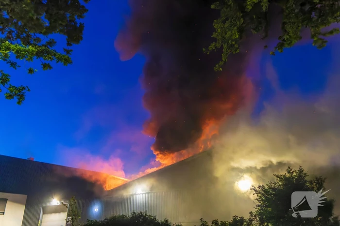 Grote uitslaande brand in loods