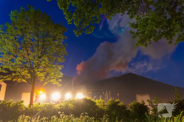 Grote uitslaande brand in loods