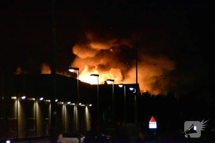 Grote uitslaande brand in loods