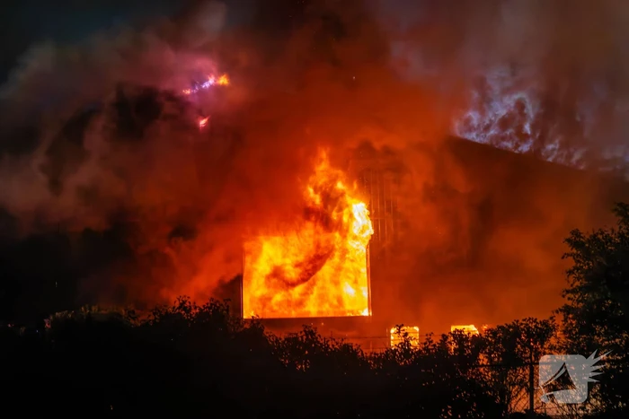 Grote uitslaande brand in loods
