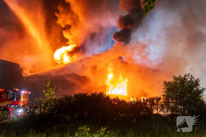 Grote uitslaande brand in loods