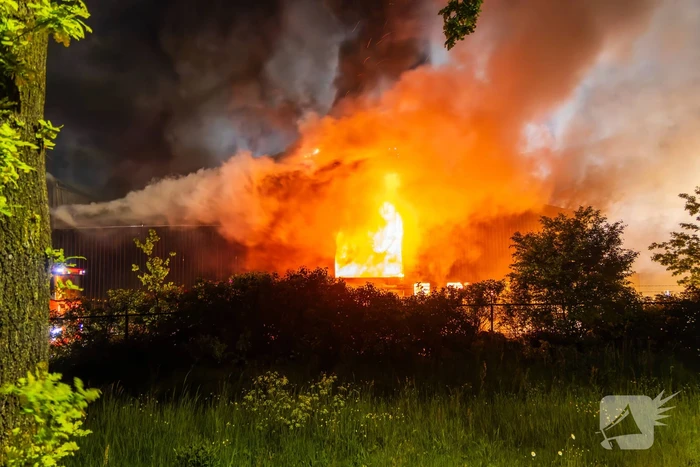 Grote uitslaande brand in loods