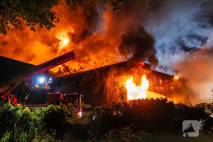 Grote uitslaande brand in loods