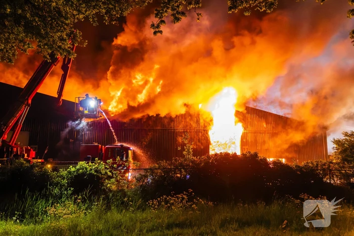 Grote uitslaande brand in loods