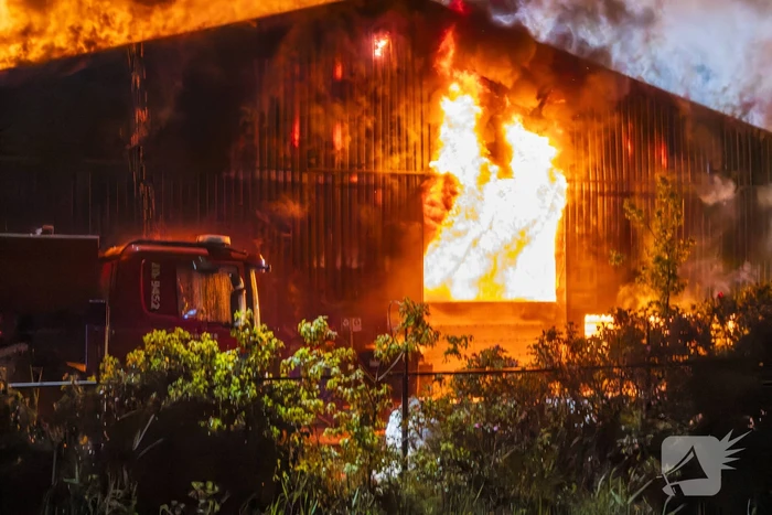 Grote uitslaande brand in loods