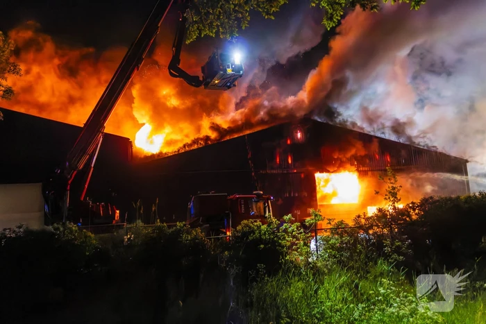 Grote uitslaande brand in loods