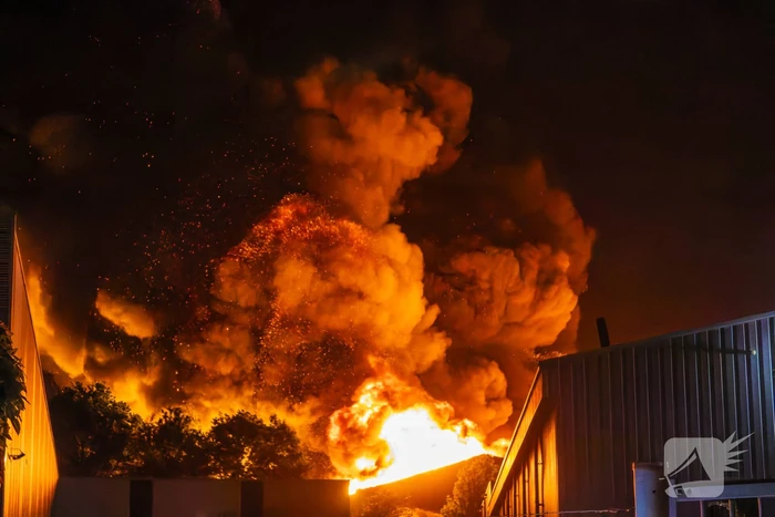 Grote uitslaande brand in loods