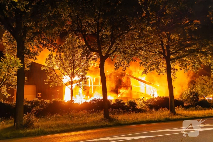 Grote uitslaande brand in loods