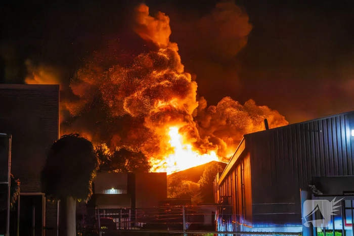 Grote uitslaande brand in loods