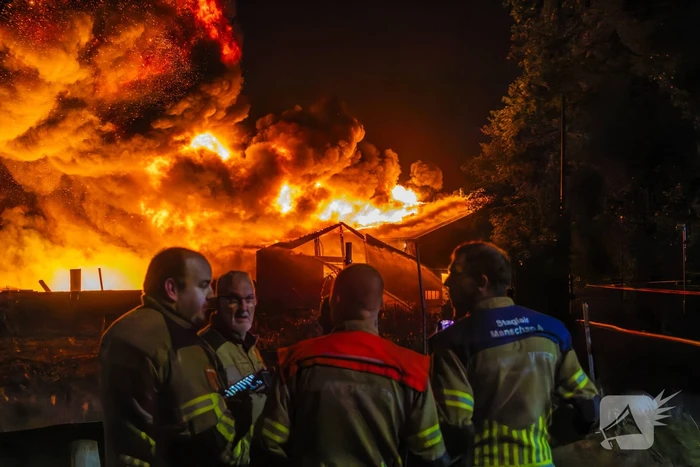 Grote uitslaande brand in loods