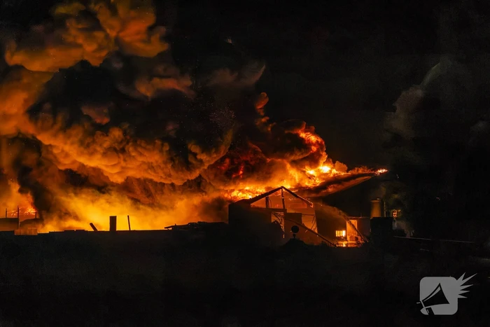 Grote uitslaande brand in loods