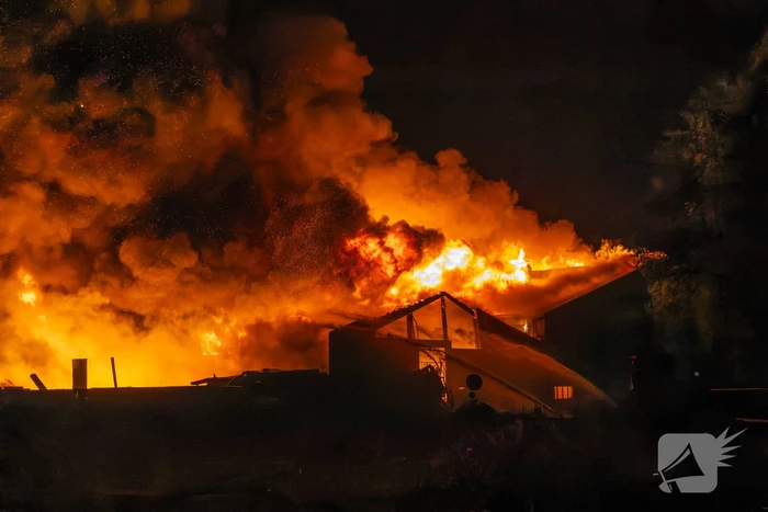 Grote uitslaande brand in loods