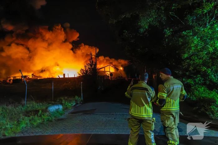 Grote uitslaande brand in loods