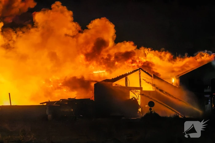 Grote uitslaande brand in loods