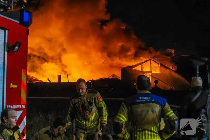 Grote uitslaande brand in loods