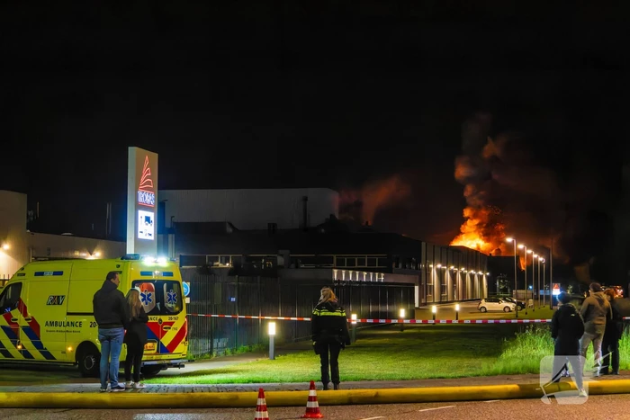 Grote uitslaande brand in loods