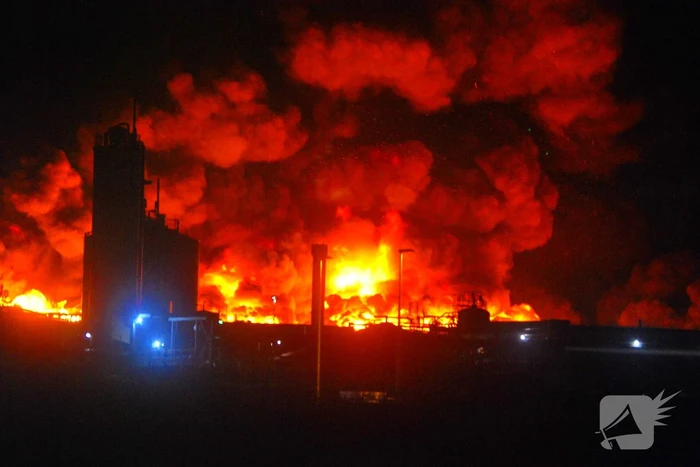 Grote uitslaande brand in loods