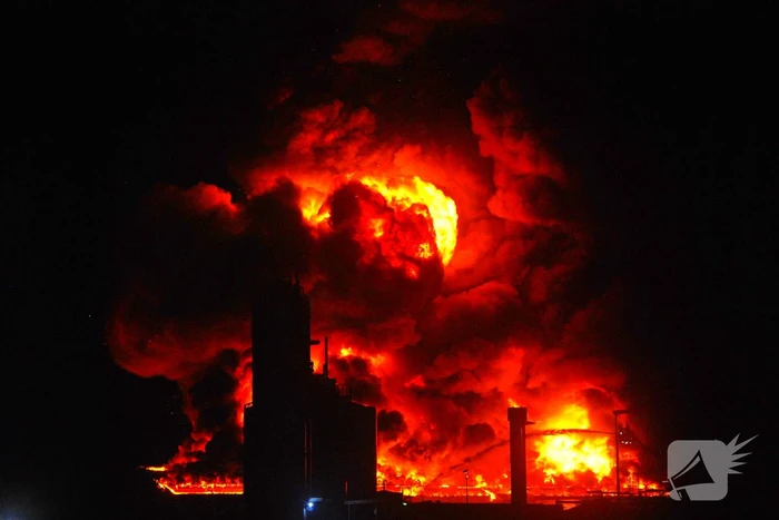 Grote uitslaande brand in loods