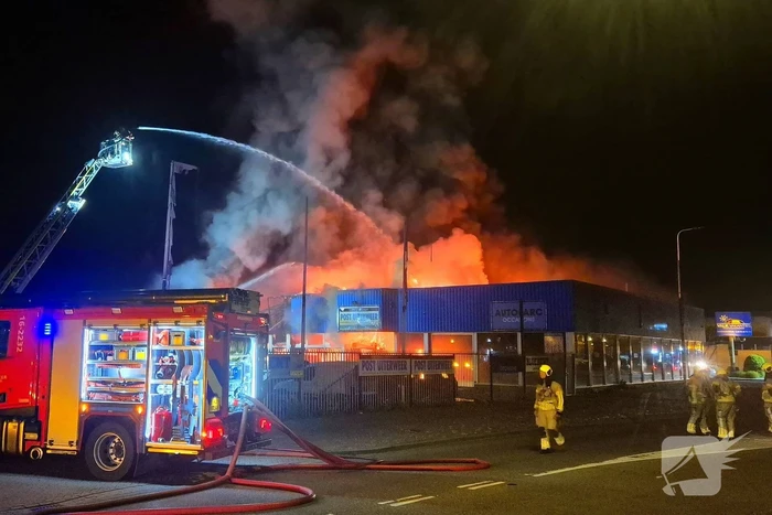 Brand bij autobedrijf in de nachtelijke uren