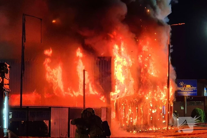 Brand bij autobedrijf in de nachtelijke uren