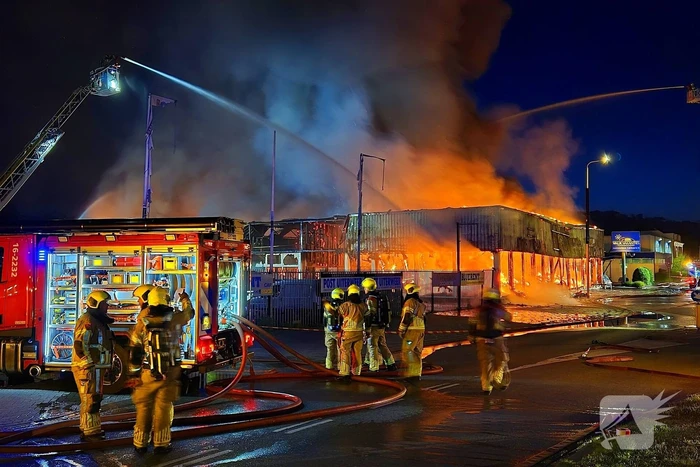 Brand bij autobedrijf in de nachtelijke uren