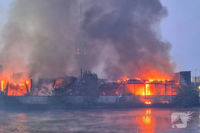 Brand bij autobedrijf in de nachtelijke uren