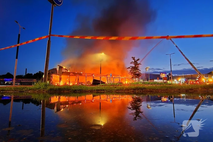 Brand bij autobedrijf in de nachtelijke uren