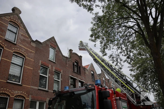 Brandweer ingezet voor brand op dak van woning