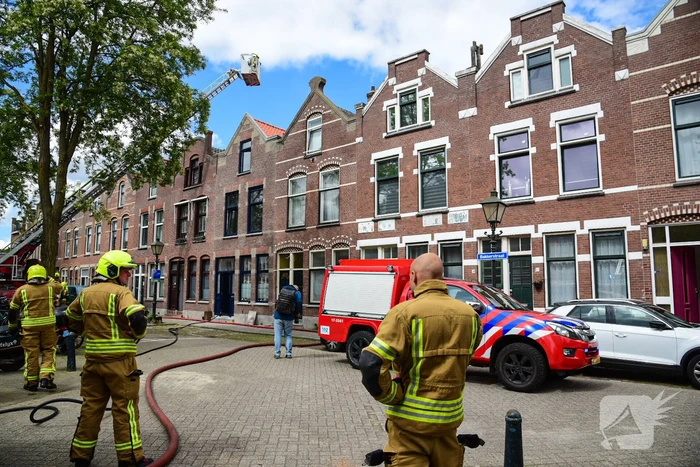 Brandweer ingezet voor brand op dak van woning