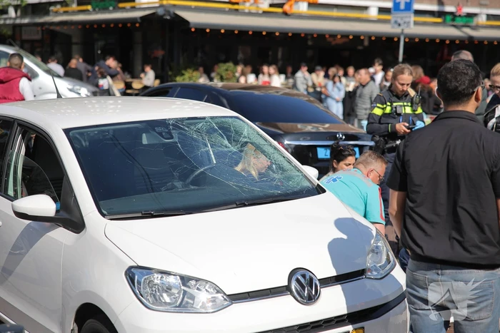 Dame geschept door automobilist