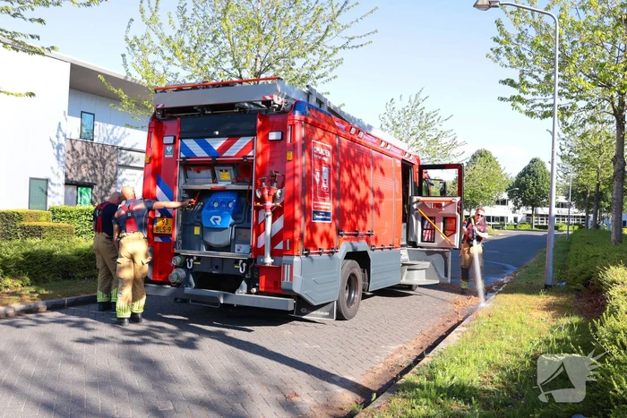 Brandend pluis veroorzaakt buitenbrand