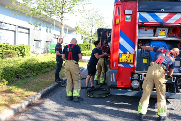 Brandend pluis veroorzaakt buitenbrand
