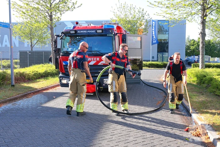 Brandend pluis veroorzaakt buitenbrand