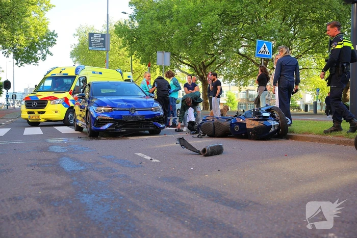 Motorrijder gewond bij botsing, automobilist mee naar bureau