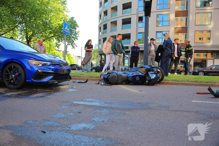 Motorrijder gewond bij botsing, automobilist mee naar bureau