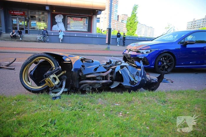 Motorrijder gewond bij botsing, automobilist mee naar bureau
