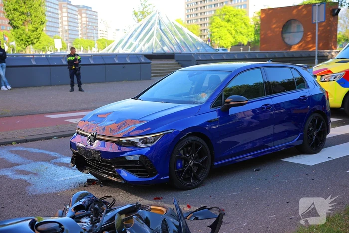 Motorrijder gewond bij botsing, automobilist mee naar bureau