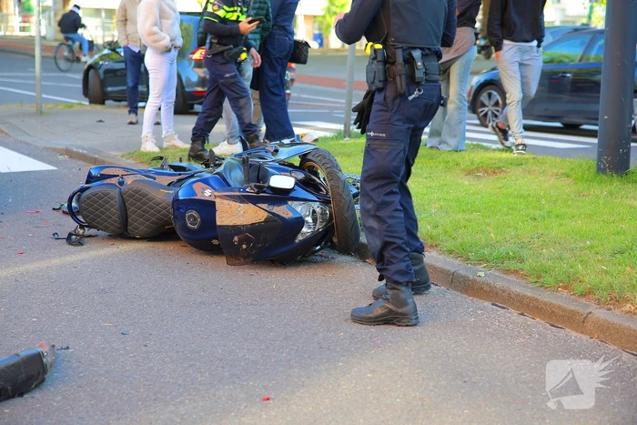 Motorrijder gewond bij botsing, automobilist mee naar bureau
