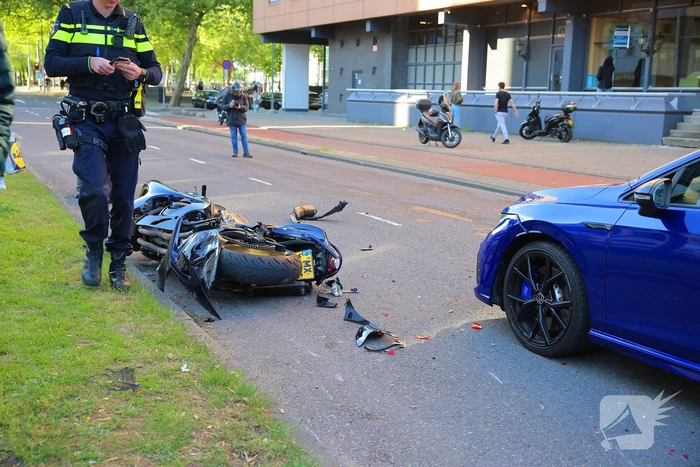 Motorrijder gewond bij botsing, automobilist mee naar bureau