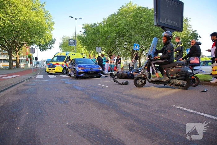 Motorrijder gewond bij botsing, automobilist mee naar bureau