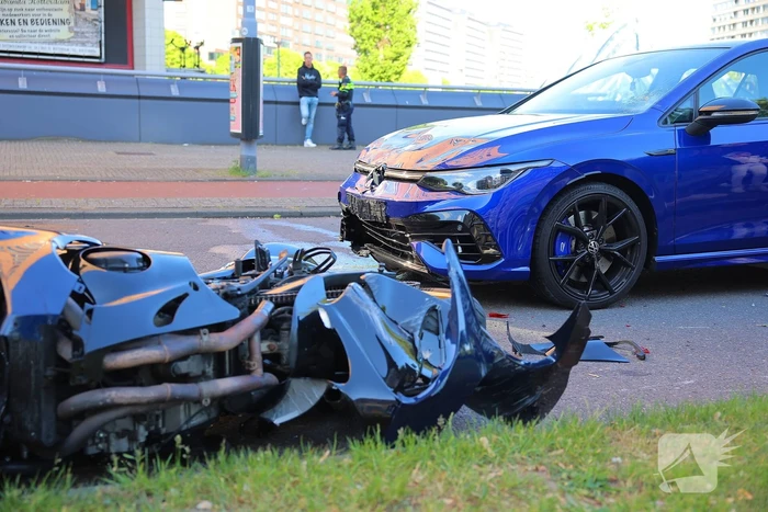 Motorrijder gewond bij botsing, automobilist mee naar bureau